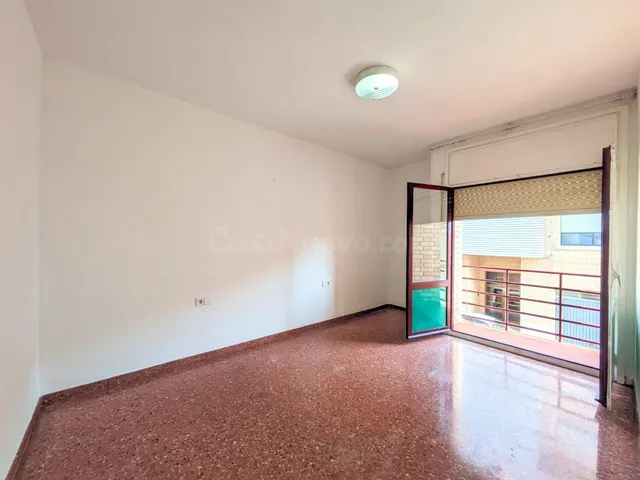 PISO EN VENTA EN CAMPREDÓ CON BALCONES, TERRAZA Y PLAZA DE P - foto 2