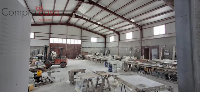VENTA DE NAVE INDUSTRIAL CON CAMPA. - foto 2