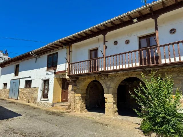 CONJUNTO DE EDIFICACIONES CON TERRENO URBANO EN LA REVILLA. — 5