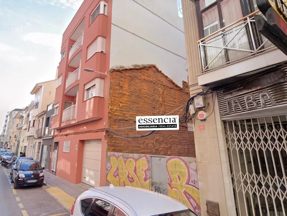 Terreno urbano en calle Alfaro 8 de 73 m2 de parcela. Ideal para  una casa familiar o construcción de estudios en altura. PROYECTO DE EJECUCIÓN