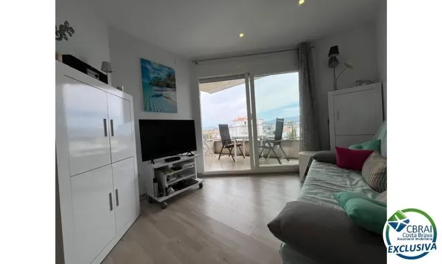 Bonito y moderno piso con vistas al canal y amarre de 2,5 x 5 m en Port Emporda, cerca de la playa y del centro de Empur — 12