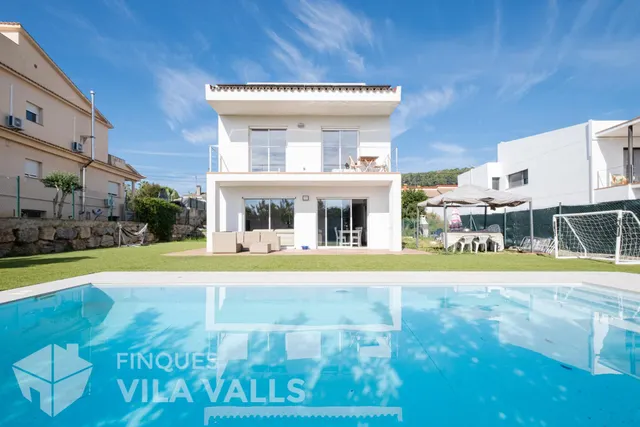 Chalet con piscina y 6 habitaciones en Can Regasol — 10