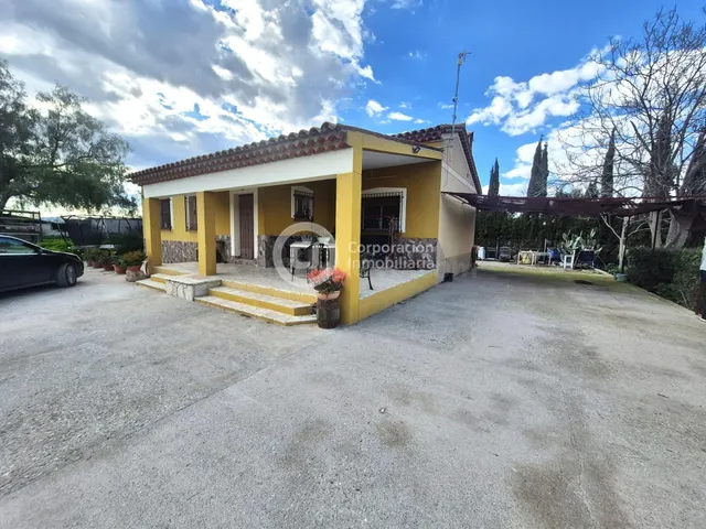 Casa con tres dormitorios con terreno en Campillo, cerca del