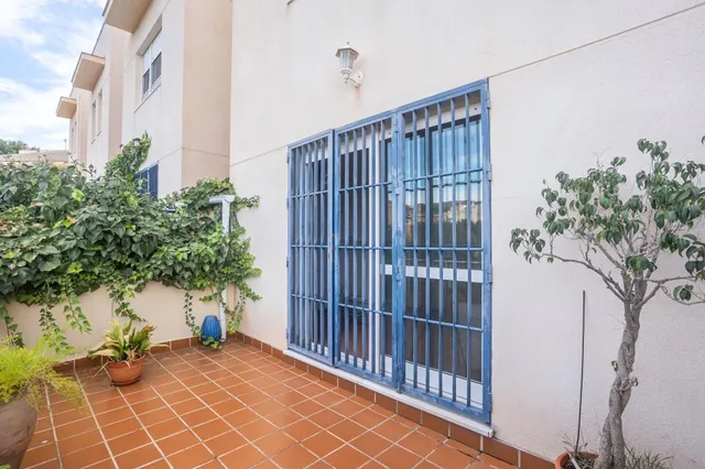 Almeria - cruz de caravaca: amplio triplex - 6 habitaciones + 3 baños + 1 aseo + garaje amplio + 2 salones + 2 cocinas + solarium — 11