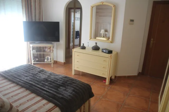 se vende casa adosada en el centro a tan solo 150 metros de la playa — 16
