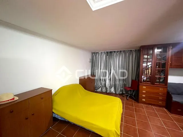 Castillete de esquina con amplio espacio exterior — 38