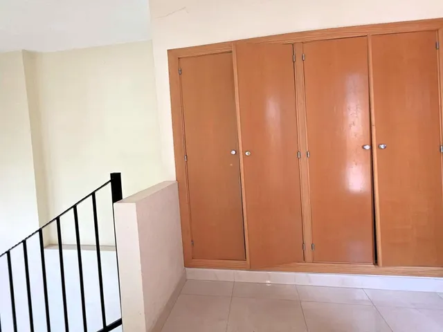Magnífica y espaciosa casa adosada de 4 plantas (aprox. 176 m2). Varias terrazas y gran zona de piscina comunitaria. Cerca de campos de golf, La Zenia Boulevard, y a poco más de 5 km de las playas. — 48