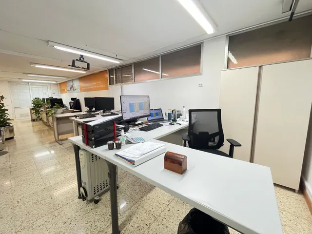 Espectacular local oficina con 170 m2 en Avenida Barcelona zona Esclat — 8