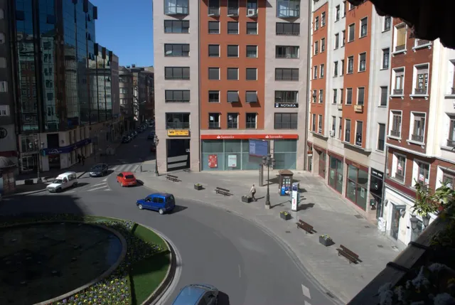 SE VENDE PISO DE 180 M2 EN LA PLAZA LAZURTEGUI - foto 3