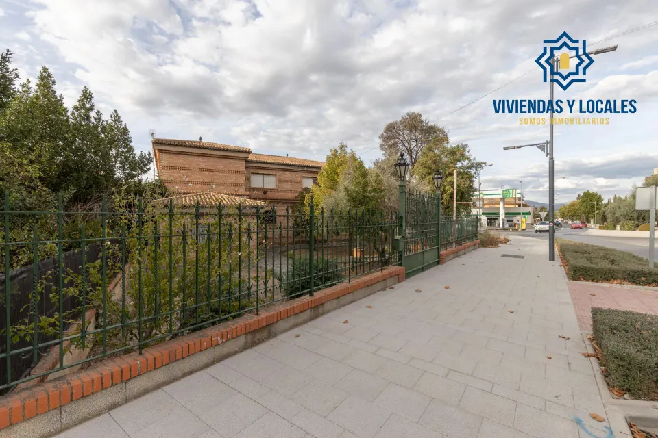 Complejo industrial con vivienda en Alhendín con 2500 metros cuadrados