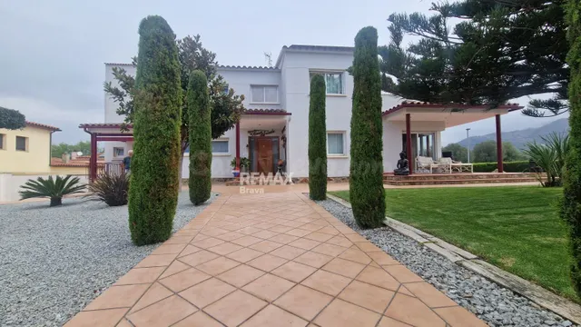Roses | Exclusiva vivienda sobre parcela de 1.190 m2 en ento