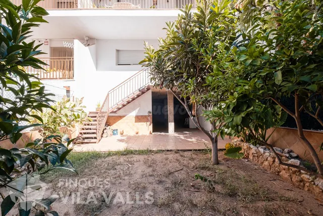 Amplia casa con jardín privado, garaje y 70 m2 de espacio ve