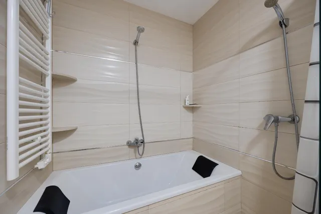 Exclusiva vivienda reformada en el corazón de Torrevieja con 3 amplios dormitorios — 24