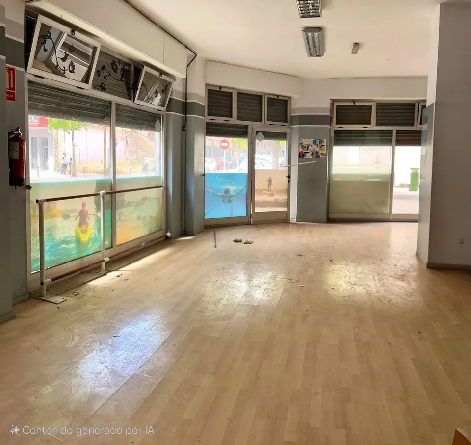 Oportunidad Inversores: Amplio Local en el Centro de Elche con Potencial para Convertirse en 1-2 Viviendas
