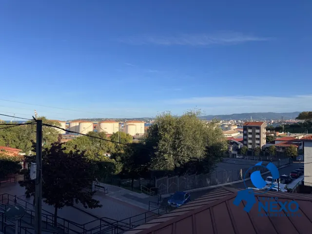 Luz natural, terraza y vistas al mar en un entorno tranquilo de Gijón — 6