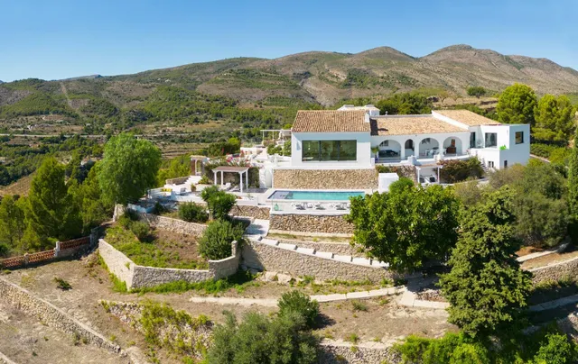 Villa Bernia. Un paraíso en la montaña con vistas al mar en  - foto 2