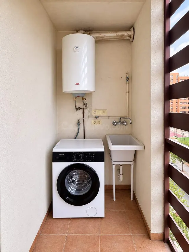 Amplio y moderno piso en Alicante, zona Paus con piscina y parking — 4
