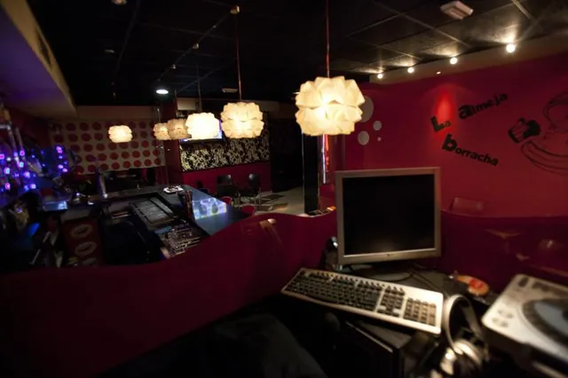 Pub en pleno funcionamiento en venta en Quintanar del Rey. — 15