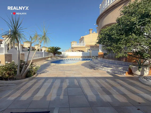 Orihuela Costa! Impresionante Villa Mediterranea con generosa parcela y amplias terrazas + Solarium privado con vistas panorámicas y piscina privada — 5