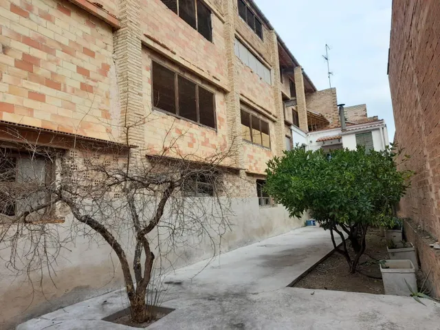 OPORTUNIDA GRAN CASA DE PUEBLO CON VIVIENDA UNIFAMILIAR Y NAV ES ANEXAS — 48