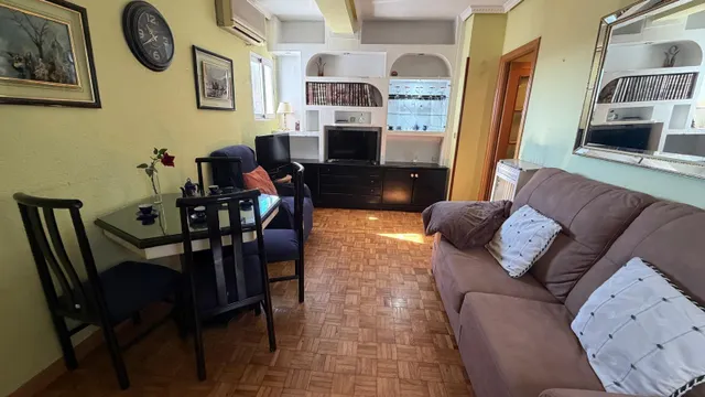 Oportunidad en calle alcala, piso de 3 dormitorios, 2 salones, 2 baños, terraza y ascensor. — 34