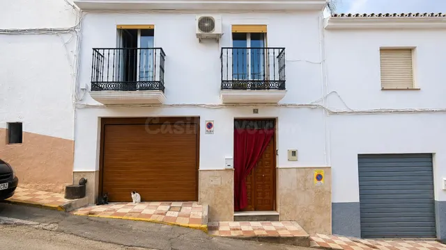 Casa de pueblo con garaje, terraza y chimenea en el corazón 