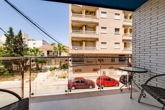 SE VENDE ESTUDIO EN PRIMERA LINEA DE LA PLAYA EN TORREVIEJA  - foto 3