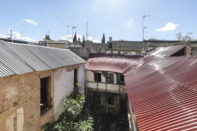 Edificio histórico junto a Plaza Larga, en el corazón del Albaicín (Granada) — 39