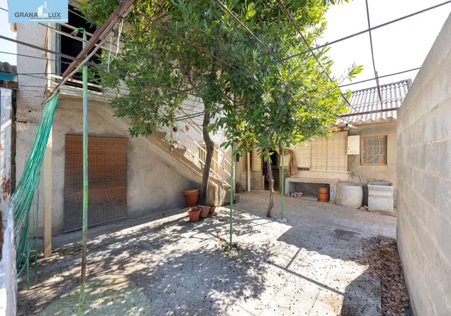 ¡CASA EN UNA SOLA PLANTA, CREA TU VIVIENDA IDEAL EN ALBOLOTE! Casa en una sola planta con patio, garaje y un gran potencial. — 24