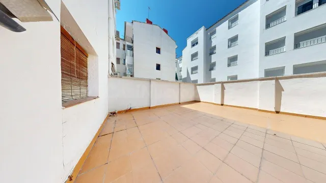 Piso de 89 m2 útiles con AMPLIA TERRAZA DE 40m2!!! Distribuido en cinco dormitorios, salón, cocina con despensa y terraza interior a patio de luces y un baño. — 2