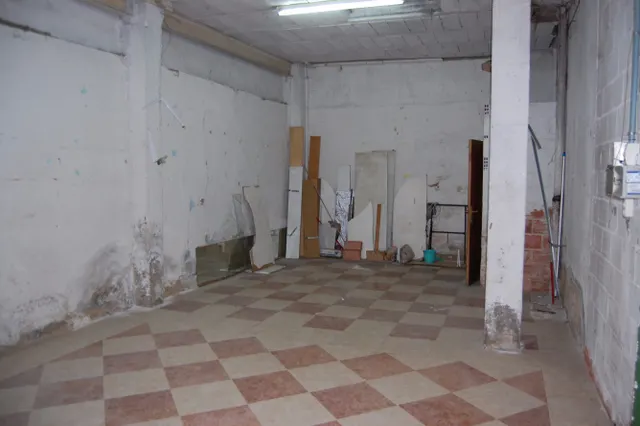 LOCAL DE 100M2 PARA REFORMAR, EN ZONA FERIA . — 5
