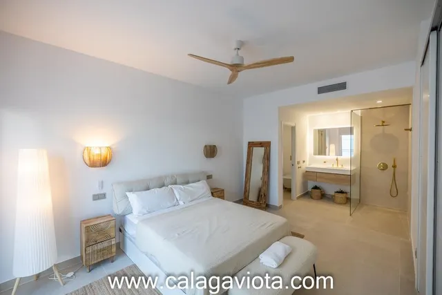 Planta baja con piscina privada y amplias terrazas — 14