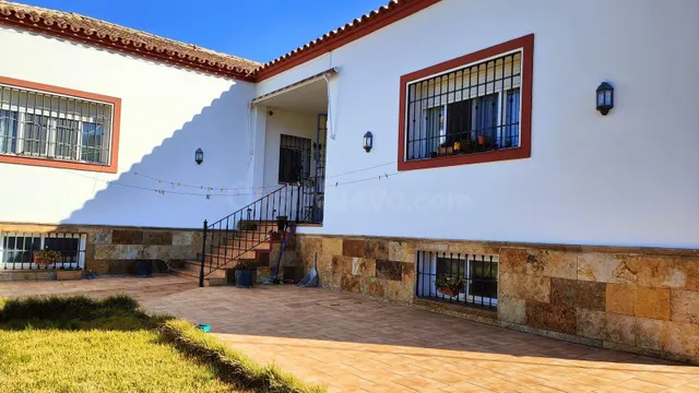 SE VENDE TERRENO CON CHALET EN CUEVAS DEL BECERRO - foto 4