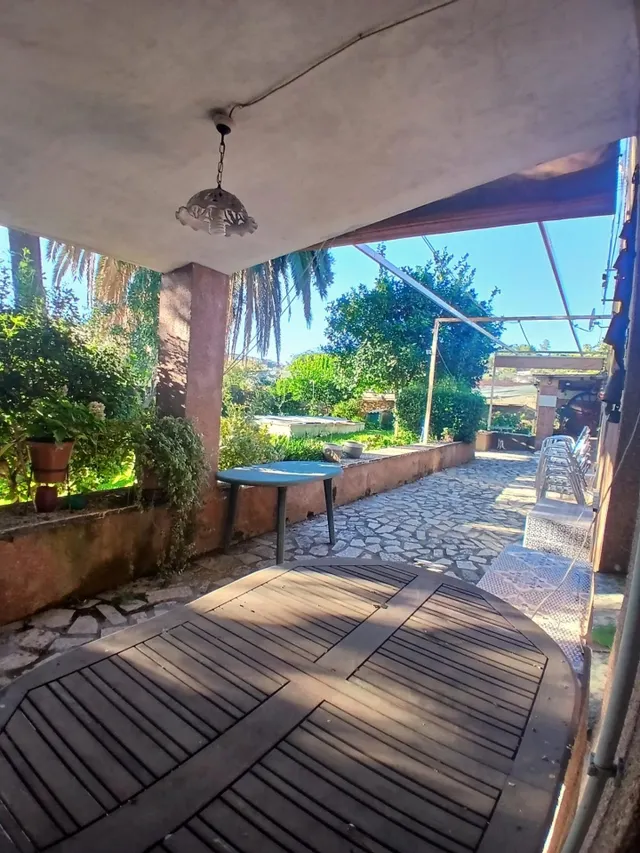 Casa con piscina y jardín. — 11