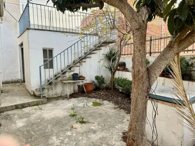 CASA CON PATIO A REFORMAR - foto 2