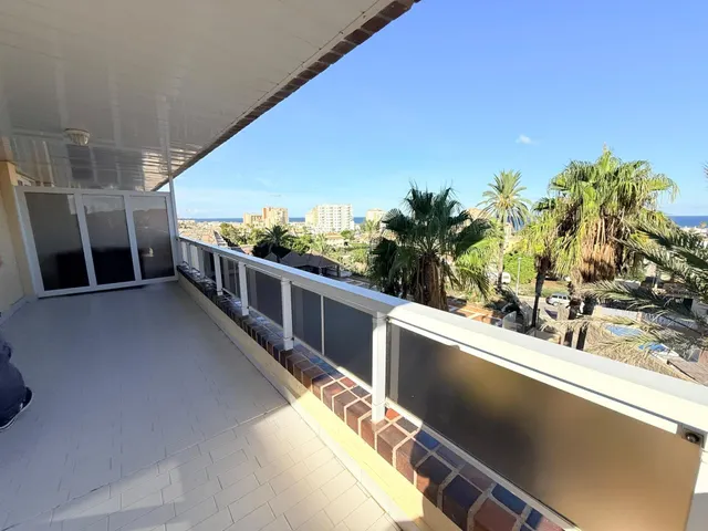 Apartamento con una gran terraza esquinera en  la urbanización Arpón II, en el kilómetro 4 de La Manga del Mar Menor. — 9