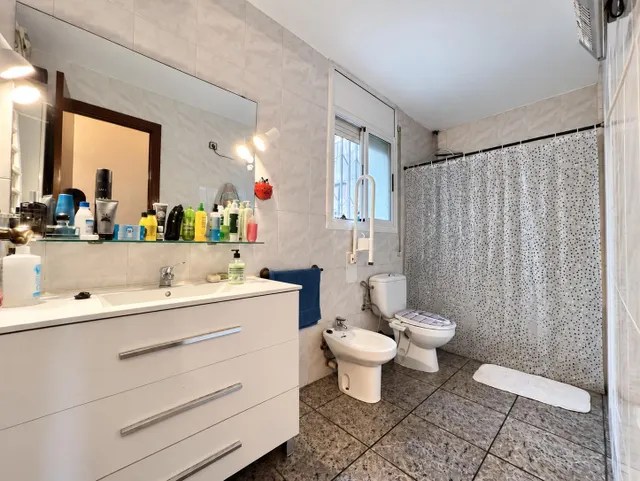 Vivienda luminosa con garaje privado y terraza en una tranquila calle de Gavà — 5