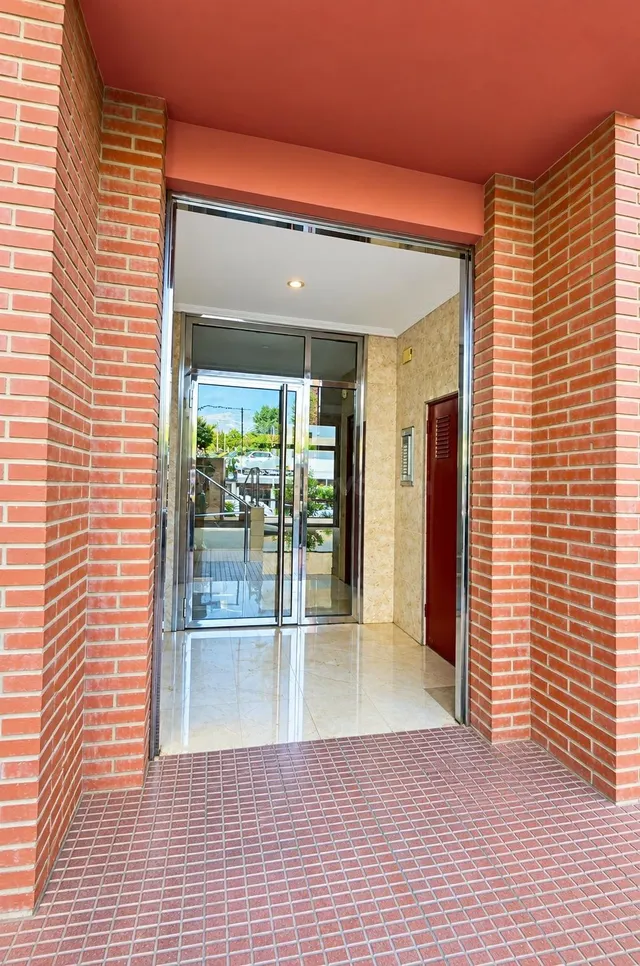 SE VENDE PISO DE TRES habitaciones EN PLUEBLO LEVANTE CON PA - foto 3