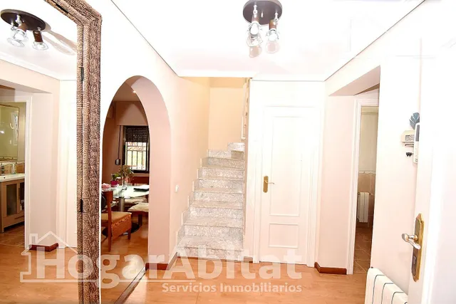 VILLA SEMINUEVA CON PISCINA, TERRAZA Y GRAN JARDÍN — 32
