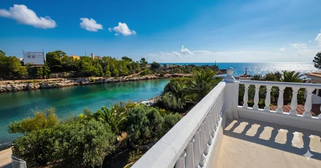 Exclusiva villa frente al mar con vistas panorámicas, piscin