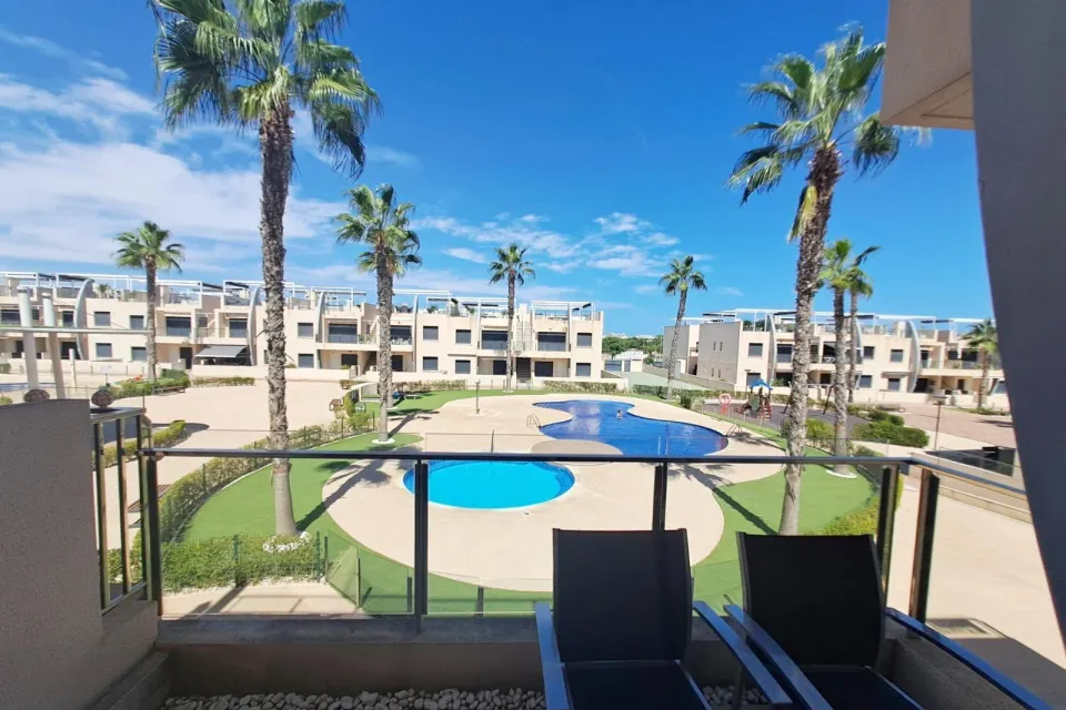 APARTAMENTO EN MIL PALMERAS CON VISTAS DESPEJADAS Y PISCINA COMUNITARIA A 650M DEL MAR