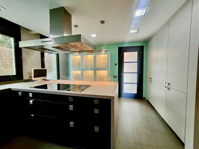 Exclusiva villa de lujo en Ciutat Diagonal, Esplugues de Llobregat, con vistas panorámicas a Barcelona y al mar — 22