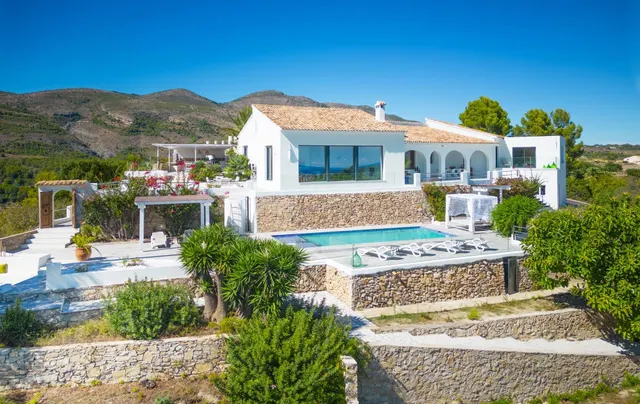 Villa Bernia. Un paraíso en la montaña con vistas al mar en 