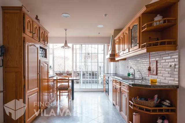 Casa con garaje para 5 coches, 2 terrazas y amplios espacios - foto 4