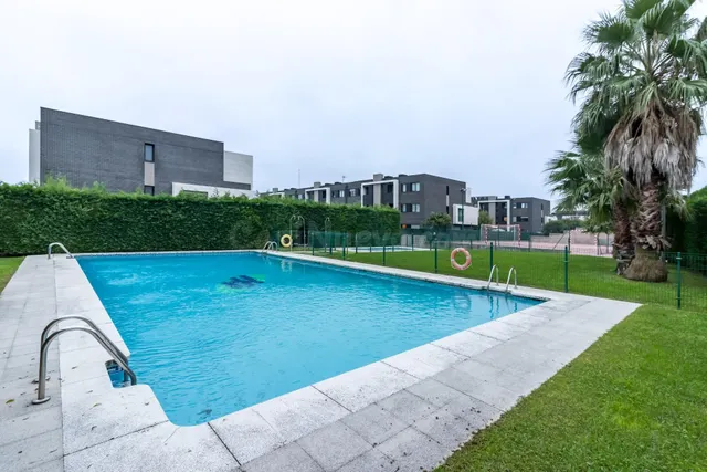 Bajo exterior con dos terrazas, garaje y trastero en urbanización con piscina y pista de tenis – San Román, Santander — 5