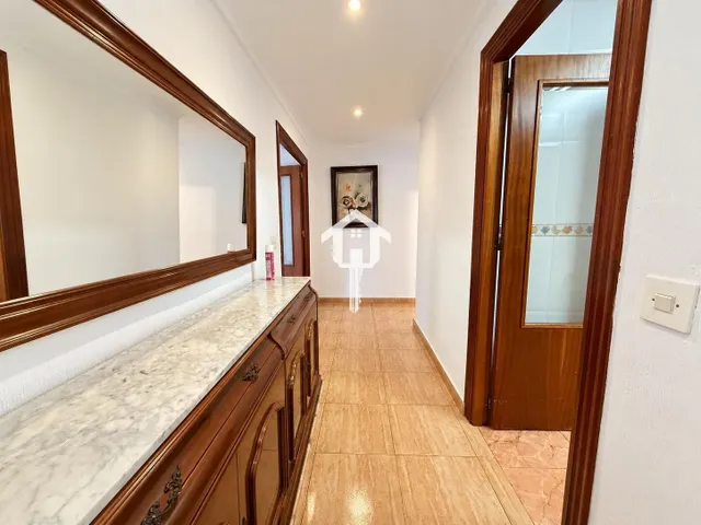 PISO EN VENTA EN ALICANTE. ZONA DE LA FLORIDA. 134m2 CON 4 habitaciones DOBLES, 2 BAÑOS COMPLETOS, TERCERA PLANTA CON ASCNESOR, TERRAZA Y DESPENSA. — 10