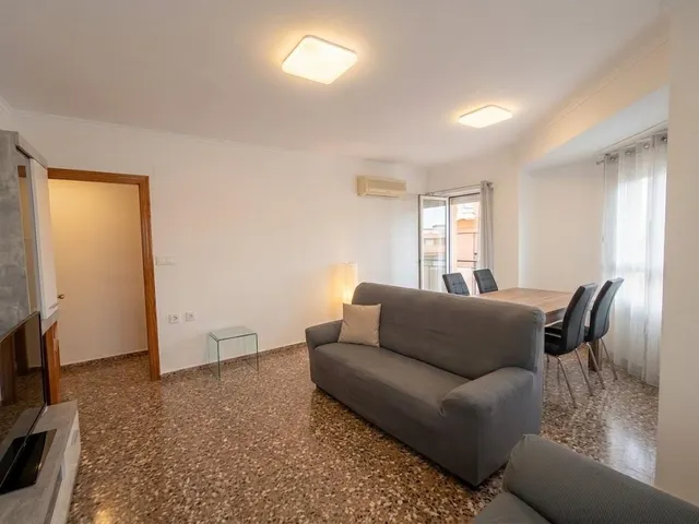 Luminoso piso con gran cocina y balcón frente a una tranquila plaza en Riola — 6