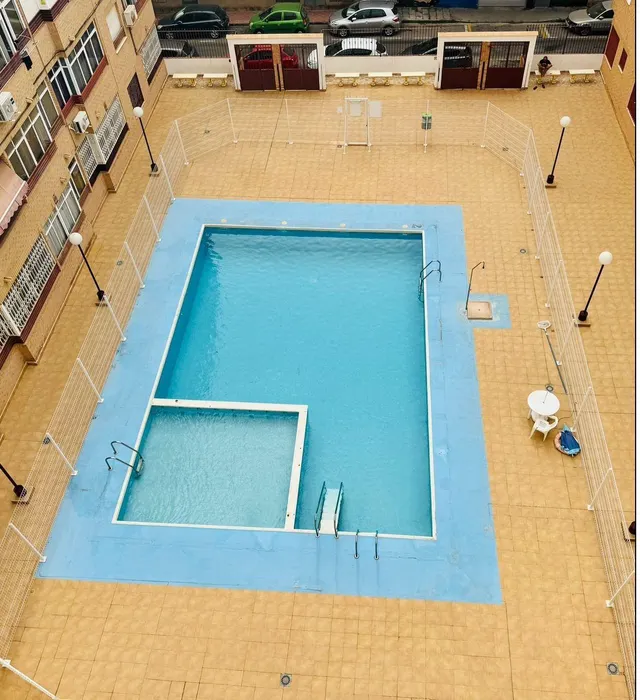 Ático orientado al sur con vistas al mar y amplia terraza en el centro de Torrevieja — 41