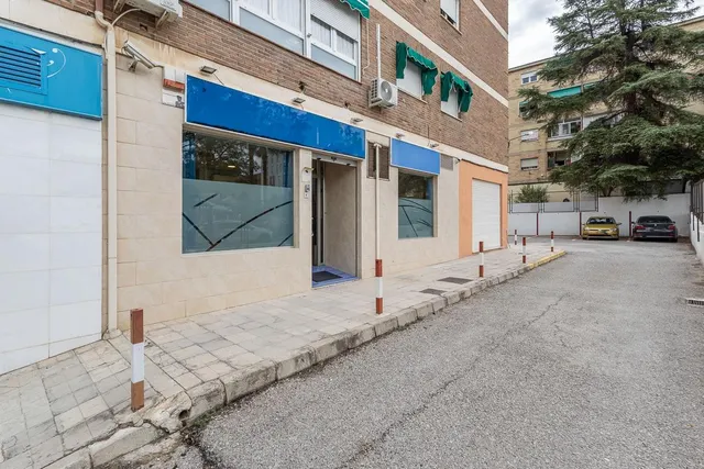 **Luminoso local comercial de 67 m2 con dos amplios escaparates** — 12