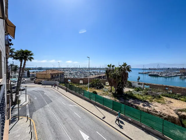 ¡Frente al mar y al puerto de Torrevieja, en pleno centro! — 28
